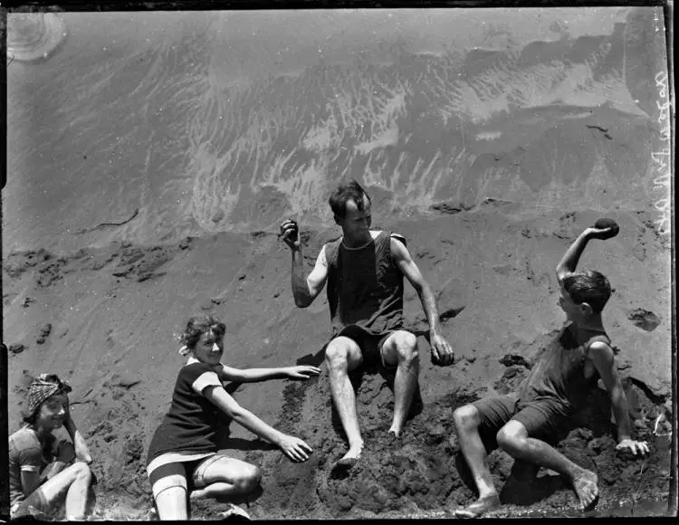 A sand fight on the sand dunes at Whatipū