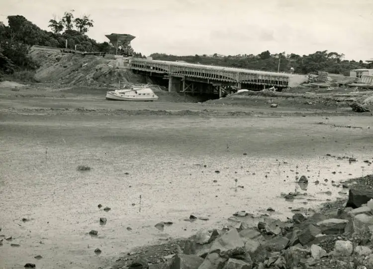 Construction of Onewa Road overbridge over Waimana Stream, Northcote.