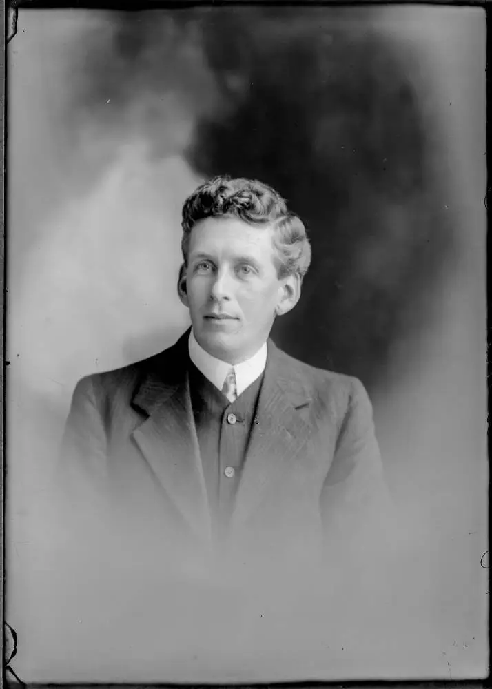 Mr Cadness, 1910