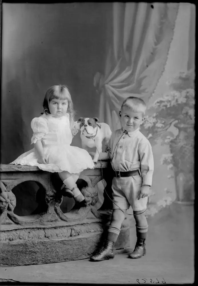 Stone children, 1910