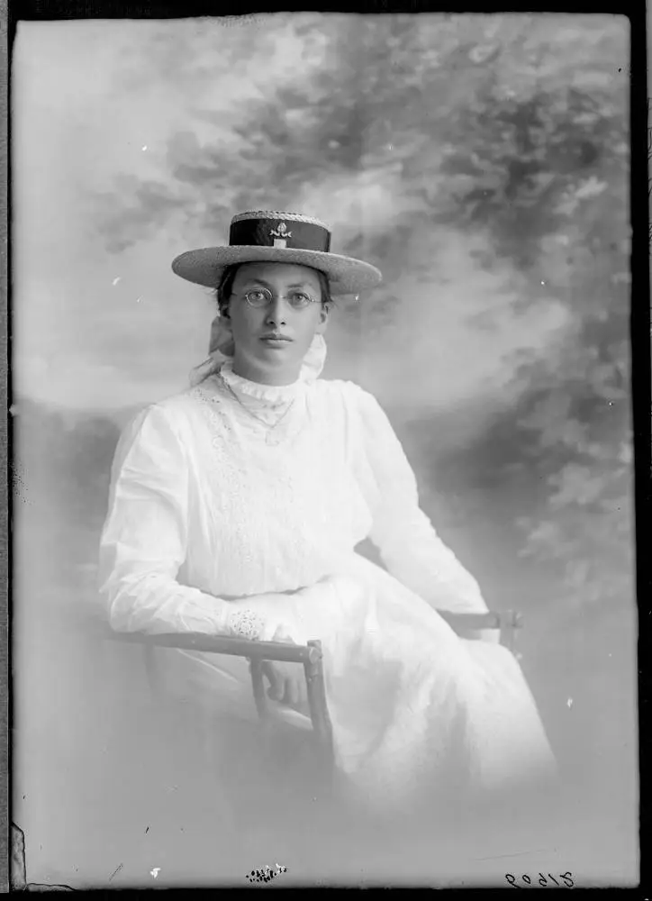 Miss Theet, 1910