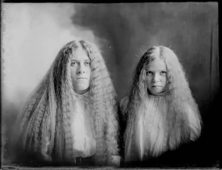 Mrs and Miss Wedding, 1910