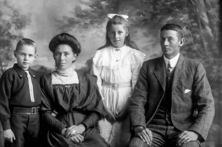 Mullins family group, 1910