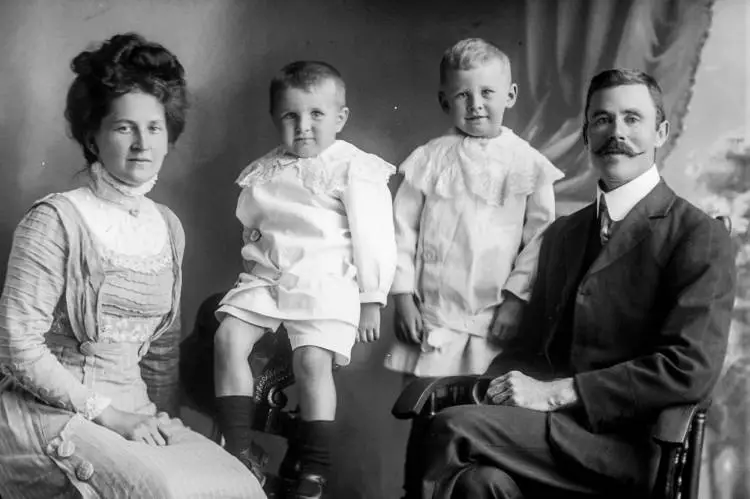 Hirst family group, 1910