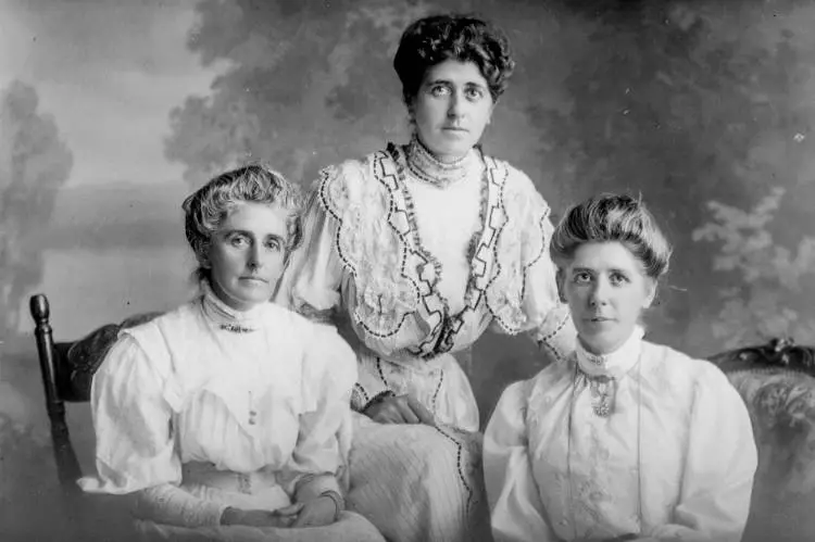 Mrs McCorquodale, Mr Horrel, Mrs H J Schmidt, 1910