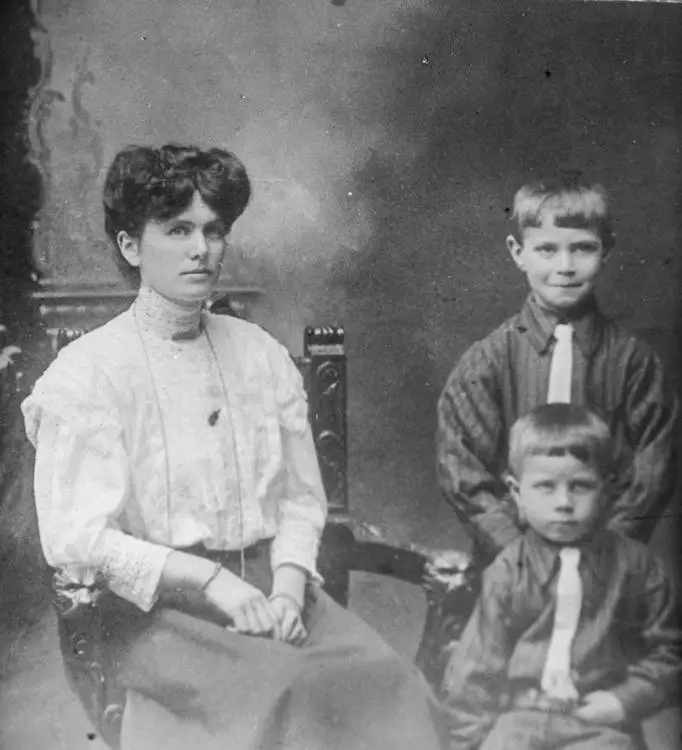 Mullins family group, 1910