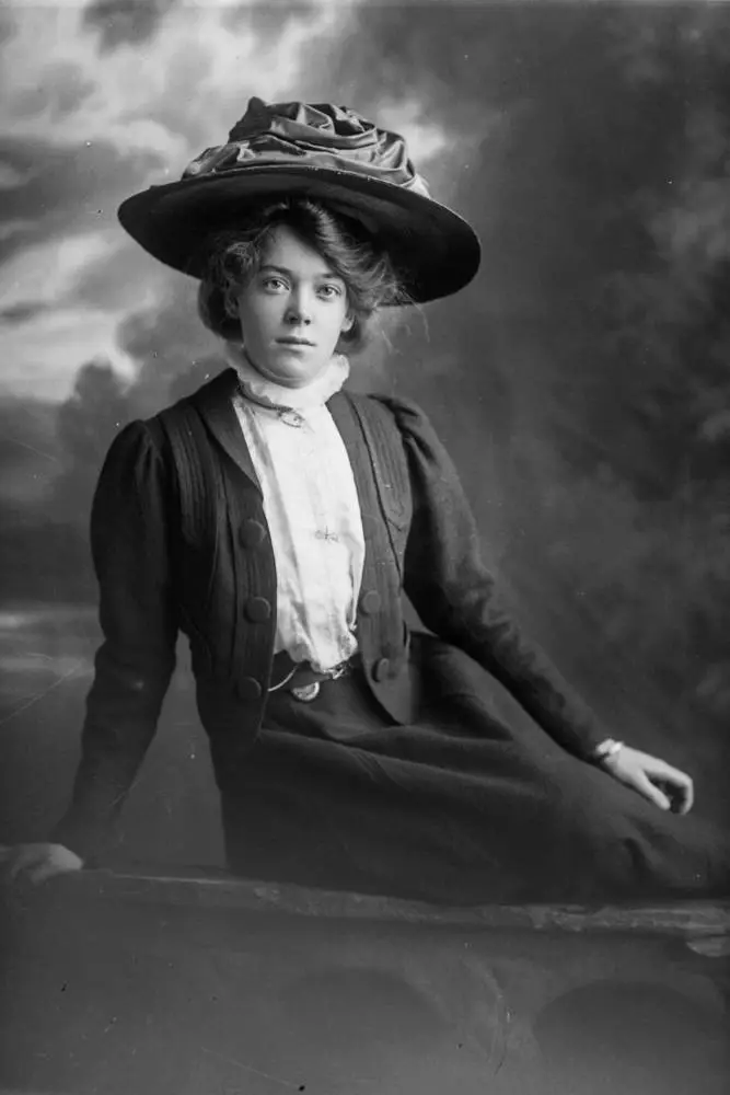 Miss Browning, 1909