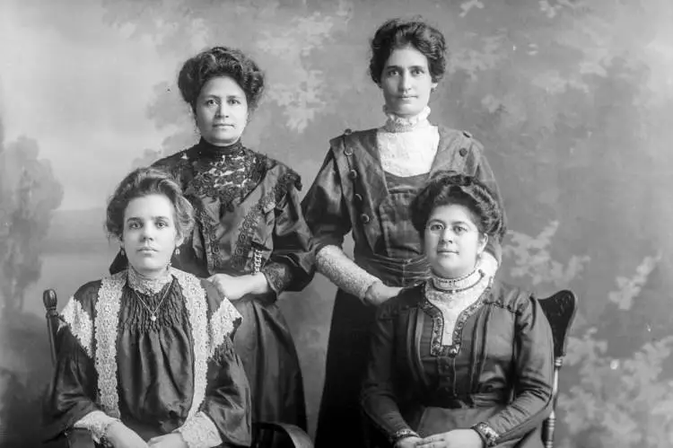 Mrs Louisa Kronfeld with nieces and daughter, 1909