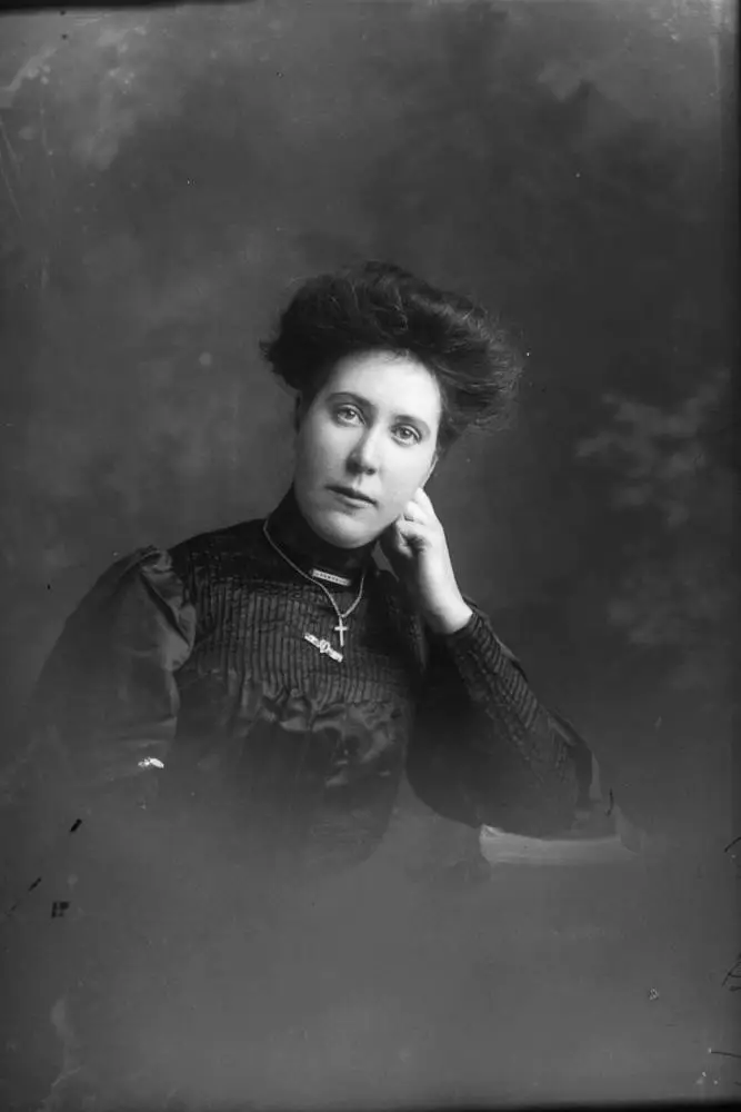 Miss Henderson, 1909