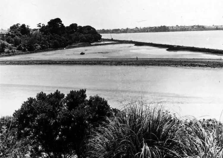 Construction of the Onewa Road interchange.