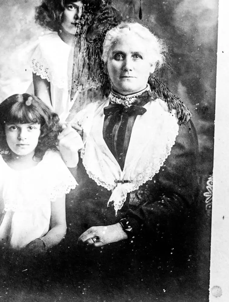 Two girls and a woman, 1909