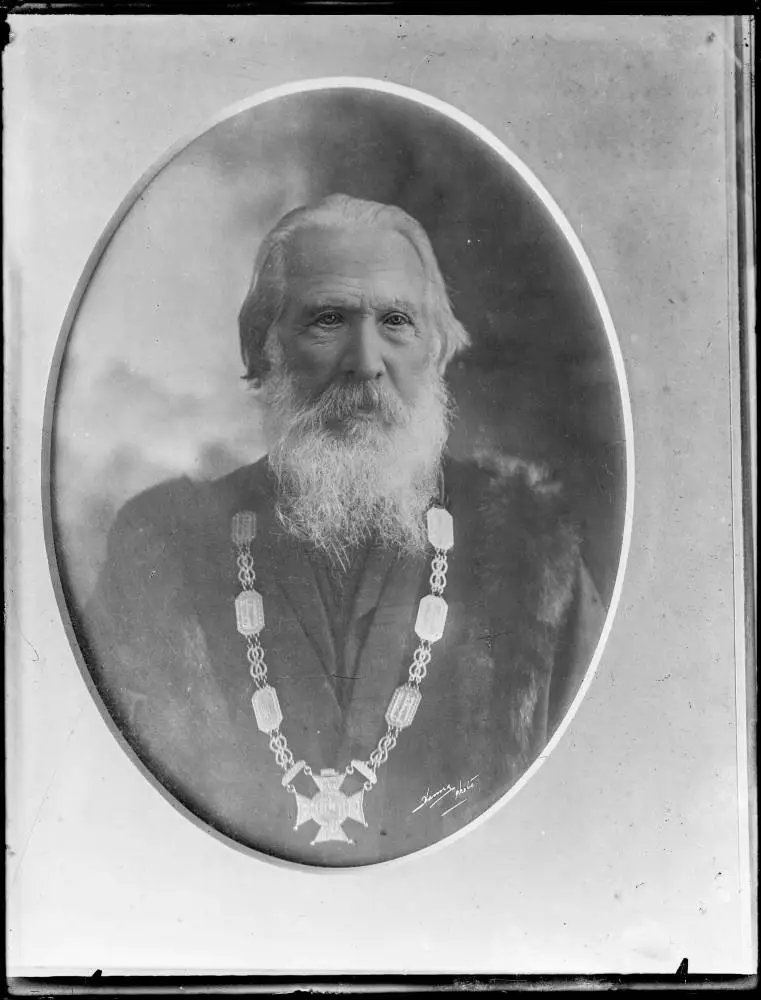 Sir John Logan Campbell, 1901