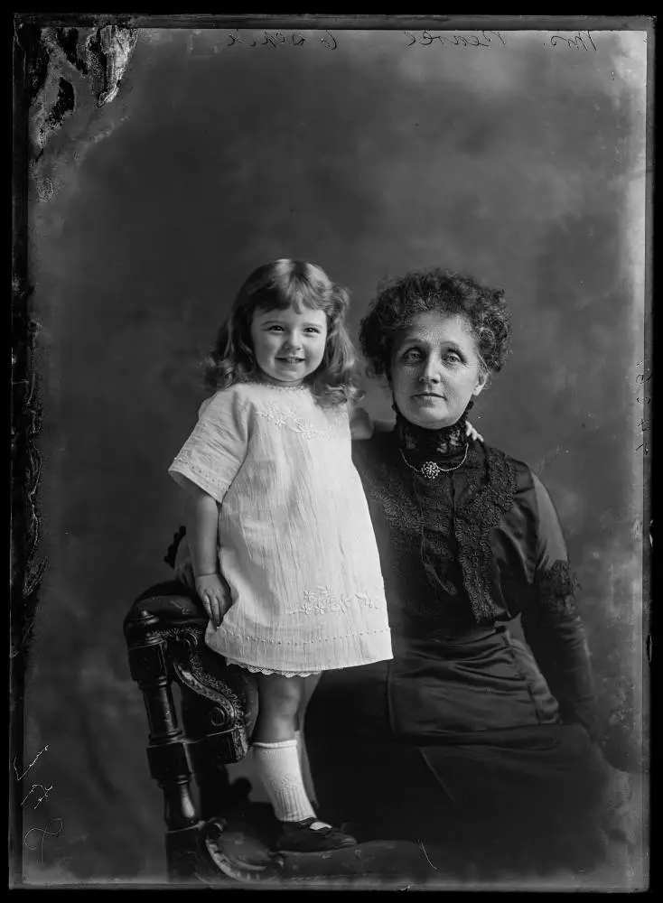 Mrs Pearce and child, 1913