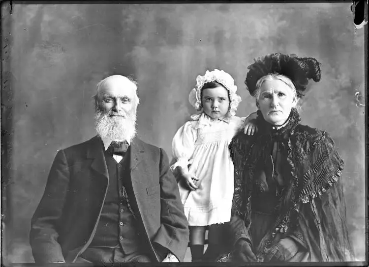 Mr and Mrs Munro and child, 1911