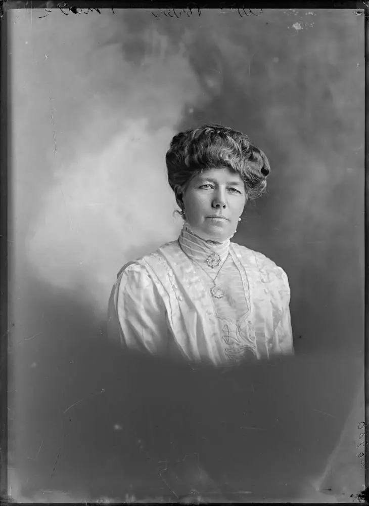 Mrs Porter, 1911