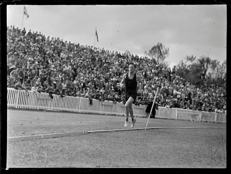 Syd Luyt running the Marathon, British Empire Games, Eden Park, 1950