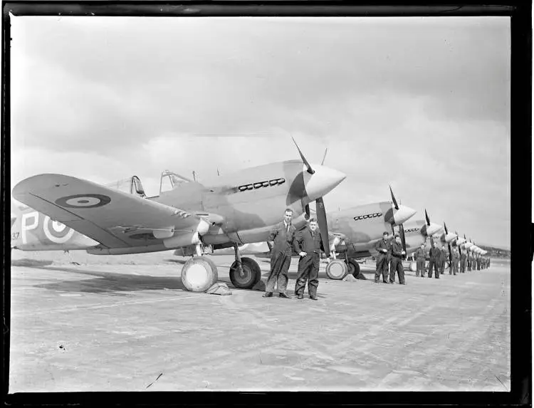 American Curtis P-40E Kittyhawks and mechanics, 1942