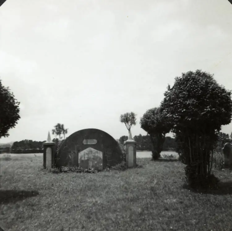 Kaihau tomb, Tahuna Marae, Waiuku, 1964