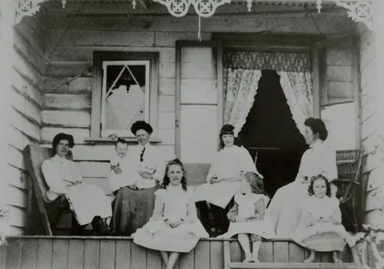 Passing the time, Howick Beach, ca 1913