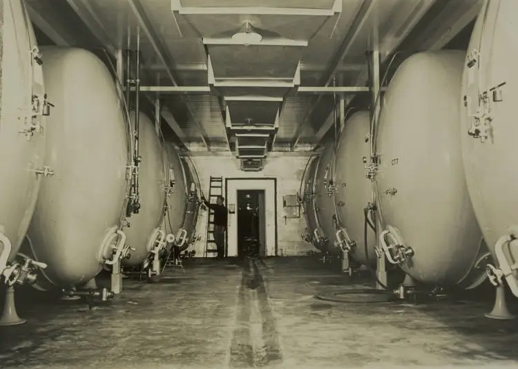 Interior view, Waitemata Brewery, Ōtāhuhu, ca 1929.