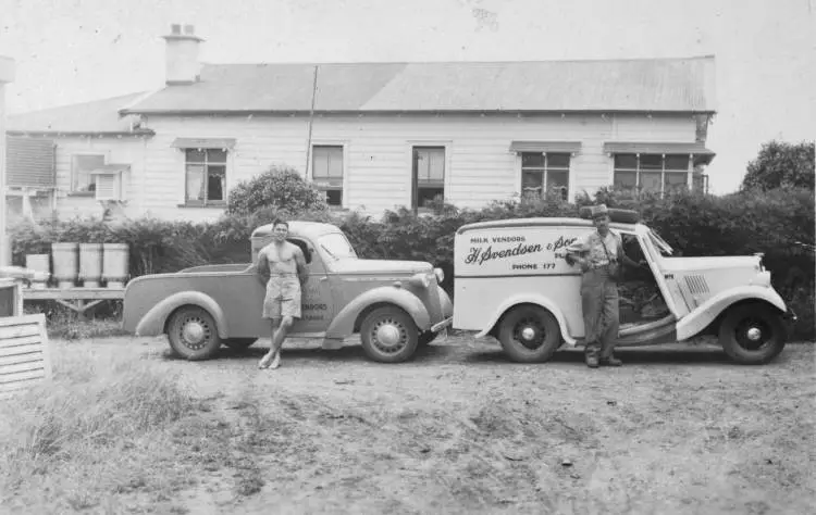 Milk vendors and vans, Pukekohe, ca 1942