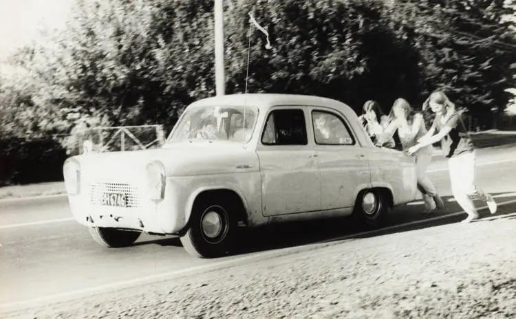 'Get out and push!', Māngere, 1971