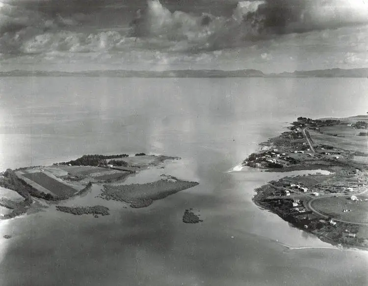 Aerial view of Māngere, 1950
