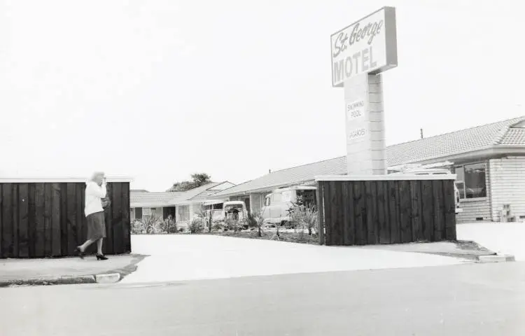 New motel opens, Papatoetoe, 1970