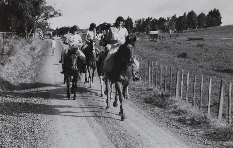 Pointways Pony Club on trek, Franklin, 1981