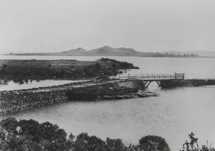 Bridge over the Oruarangi Creek, Māngere, 1905
