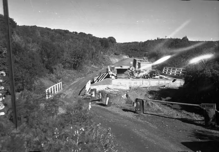 Construction of new bridge, Piha Road, Waiatarua.