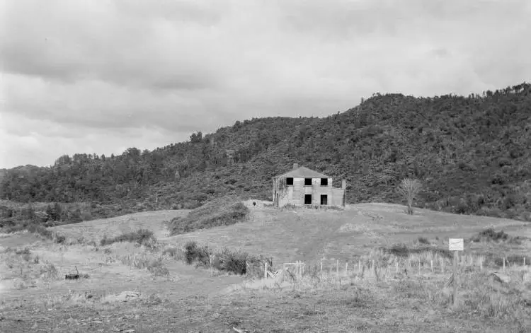 Abandoned concrete house on Scenic Drive, Swanson.