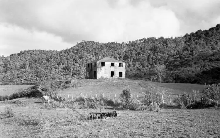 Abandoned concrete house on Scenic Drive, Swanson.