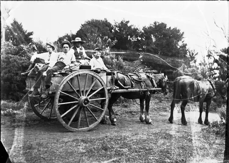 Dray and men on West Coast Road, Waitakere Ranges.