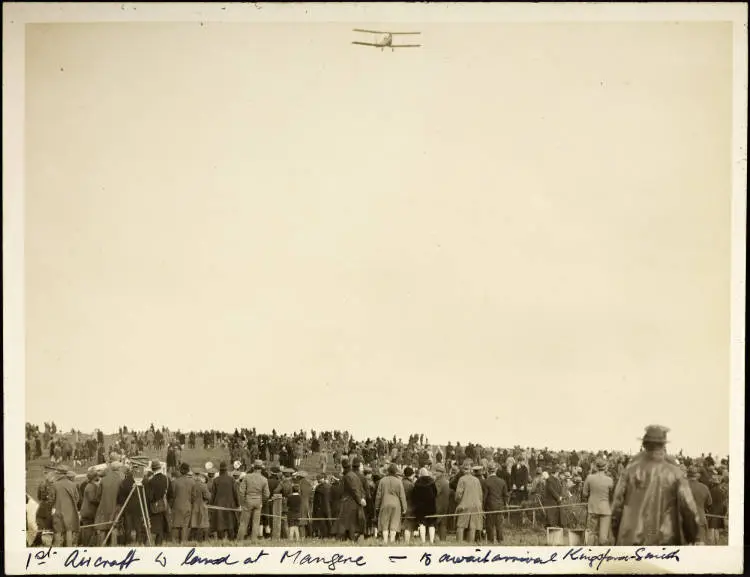 Waiting for Kingsford Smith, Māngere, 1928