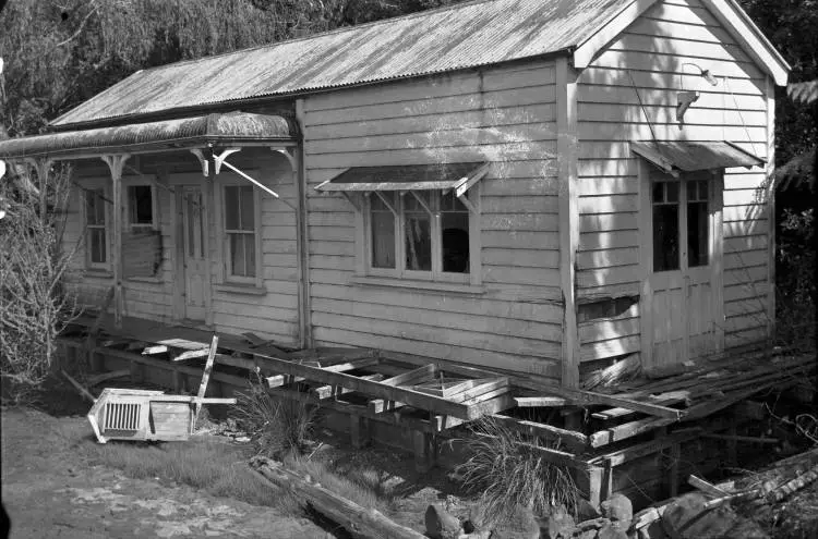 Old houseboat at Laingholm.