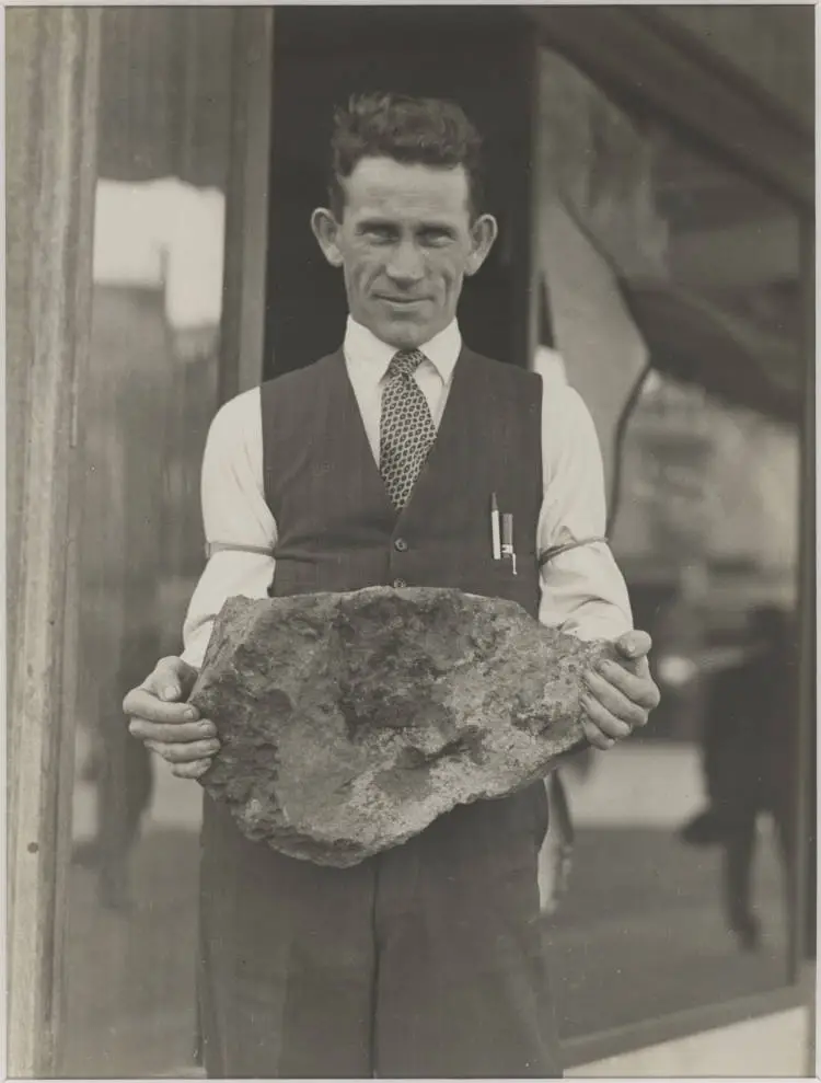 Lawless outbreak in Queen Street, 1932