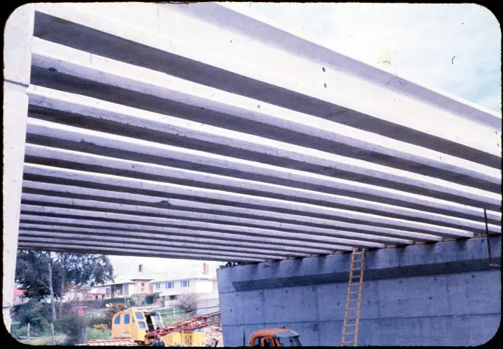 Gladstone (Carrington) Road overbridge construction