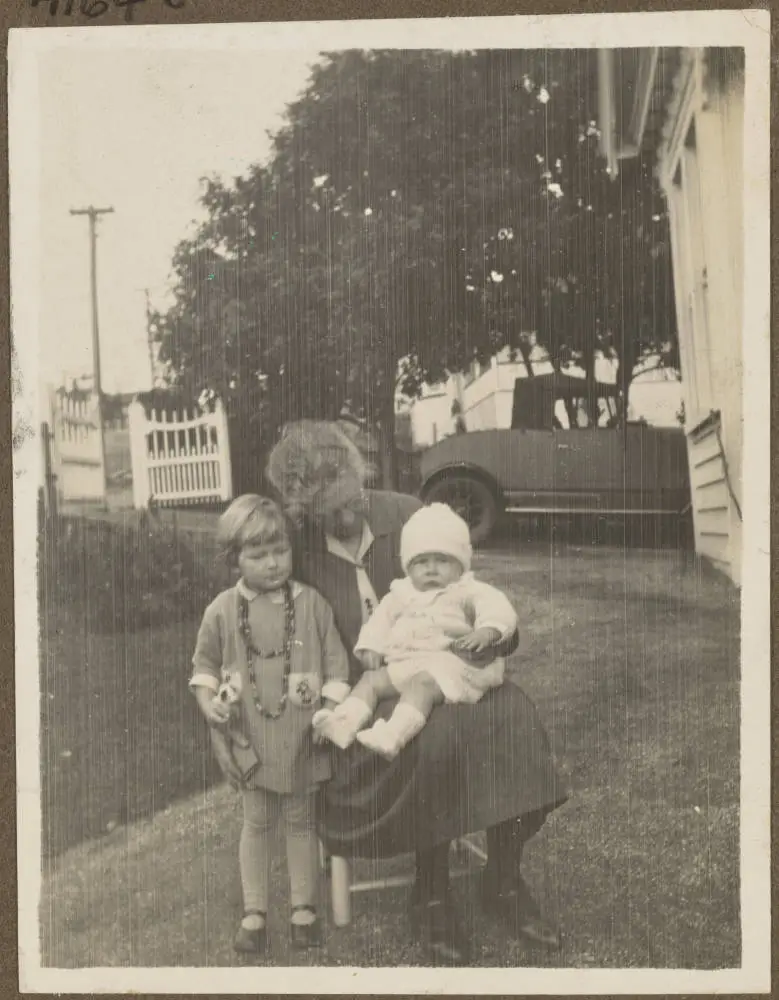Mrs Tizard and Robert and Helen, 1927