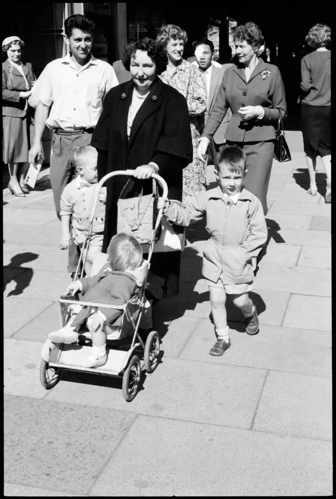 Street photo, Queen Street, Auckland, 1960