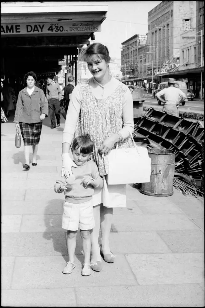 Street photo, Queen Street, Auckland, 1960