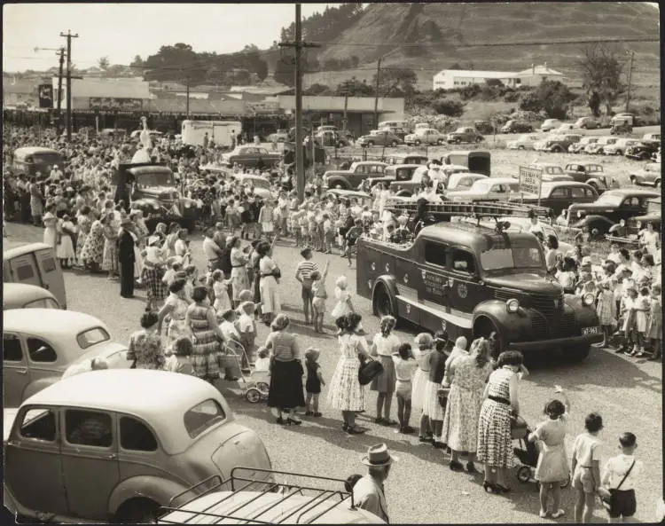 Crowds watching a Santa parade in Panmure, 1950s
