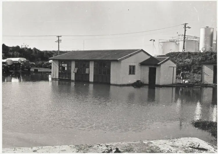 Flooding at Emoleum NZ, 1971