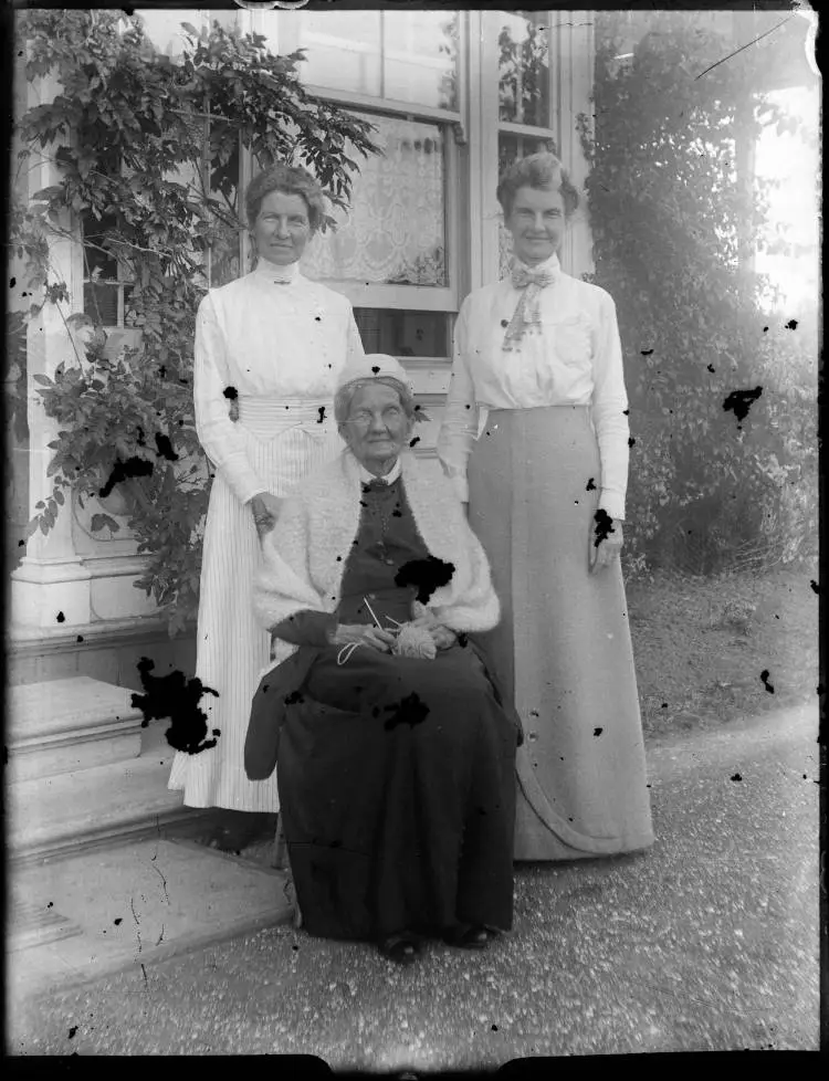 Eliza Nutter? and her daughters, Victoria Avenue, Remuera