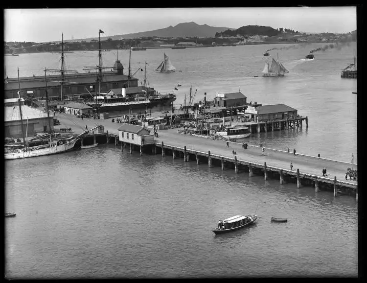 Queen Street Wharf and the Waitematā Harbour, 1905