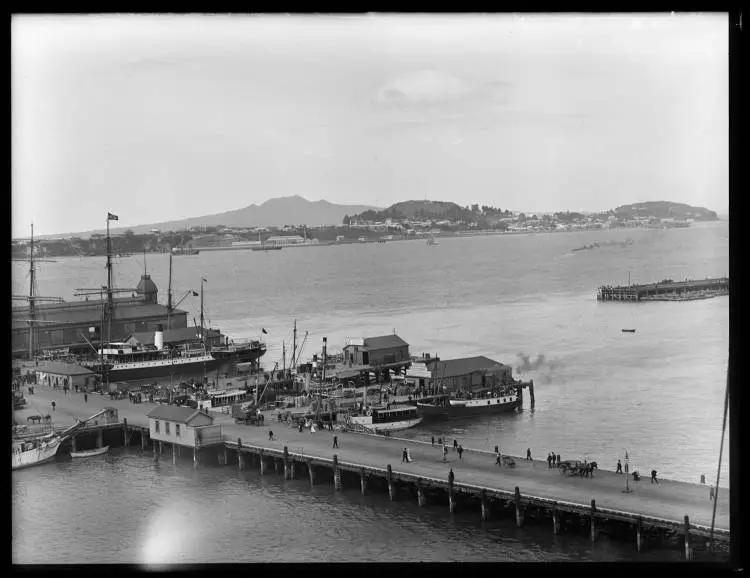 Queen Street Wharf and the Waitematā Harbour, 1905