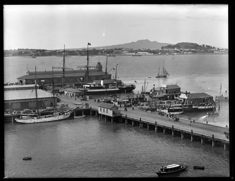 Queen Street Wharf and the Waitematā Harbour, 1905