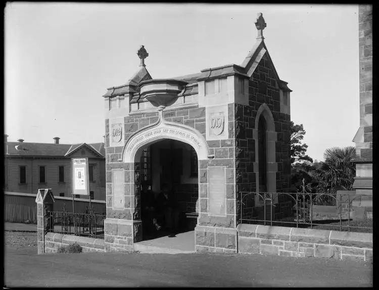 Memorial tram shelter, St Pauls Church, Symonds Street, 1922