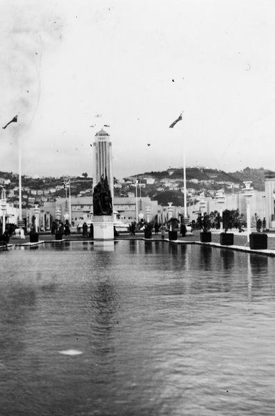 Kupe sculpture at Centennial Exhibition, Wellington : digital photograph