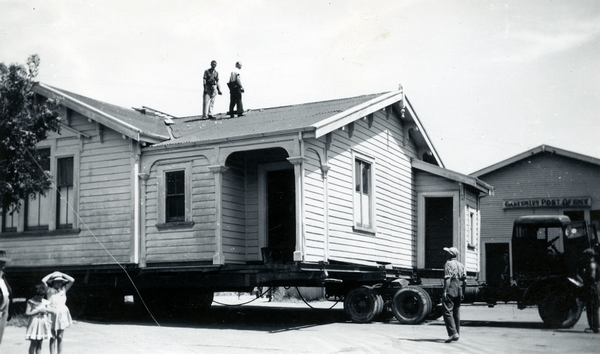 Carterton Courthouse being moved